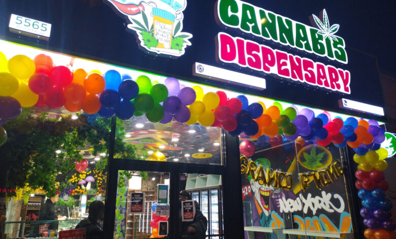 NUEVA YOK._ Uno de los primeros dispensarios de marihuana medicinal abierto en la avenida Broadway en Marble Hill (El Bronx). (Foto Miguel Cruz Tejada).