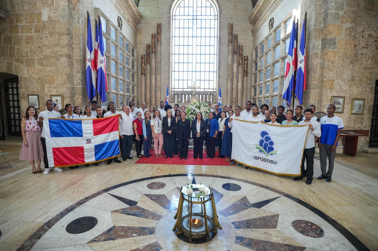 ISFODOSU conmemora el 176 aniversario del natalicio de Salomé Ureña con honores en el Panteón de la Patria y un recital poético con estudiantes